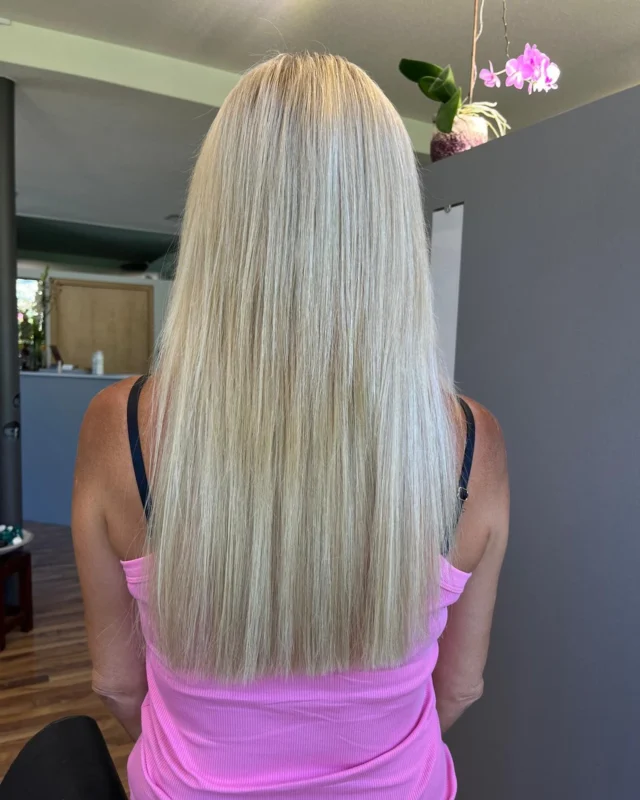 Jetzt neu bei Kolibri-Hair: schnelle, unkomplizierte Haarverlängerung mit Tressen, glatt gestylt.