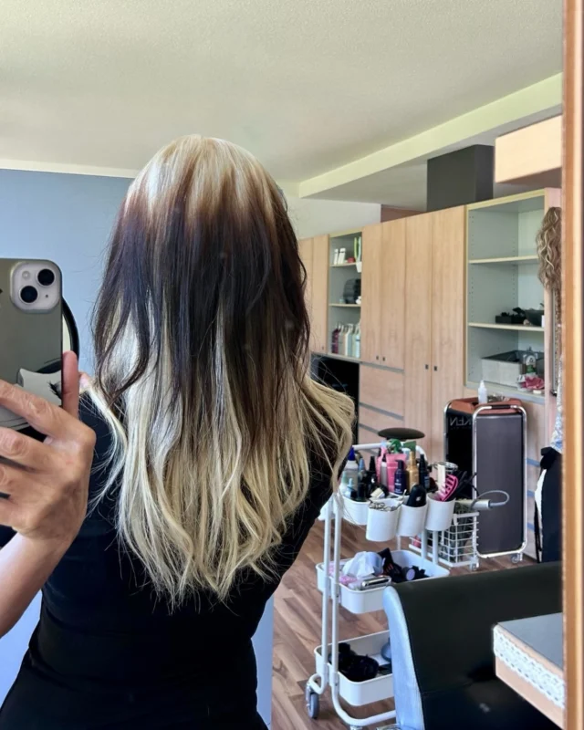 Mit Tressen zu mehr Länge und natürlicher Fülle – perfekt angepasst an das Eigenhaar für ein harmonisches, fließendes Ergebnis. 

#haarverlängerung #tressen #haarextensions #hairtransformation #hairartist